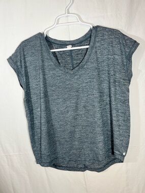 Women’s Relaxed V-Neck Top in Heather Gray Yogalicious Lux medium women’s